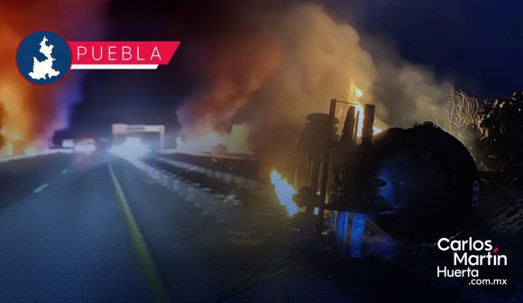 Pipa vuelca, derrama material peligroso y ocasiona fuerte incendio en la autopista Puebla-Orizaba