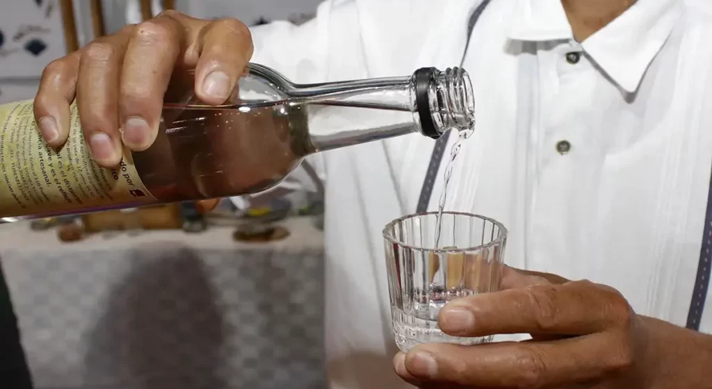 Puebla consolida su liderazgo nacional en producción de mezcal con 20 medallas en el  CMB