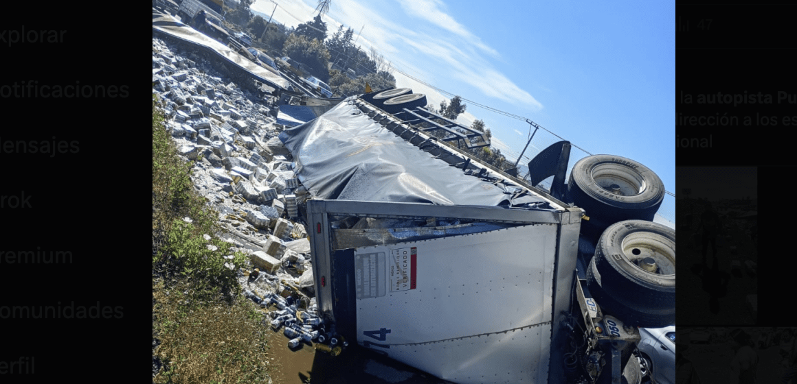 Rapiña tras accidente de tráiler con cerveza en la autopista México-Puebla