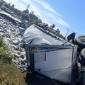 Rapiña tras accidente de tráiler con cerveza en la autopista México-Puebla