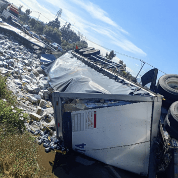 Rapiña tras accidente de tráiler con cerveza en la autopista México-Puebla