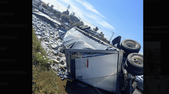 Rapiña tras accidente de tráiler con cerveza en la autopista México-Puebla