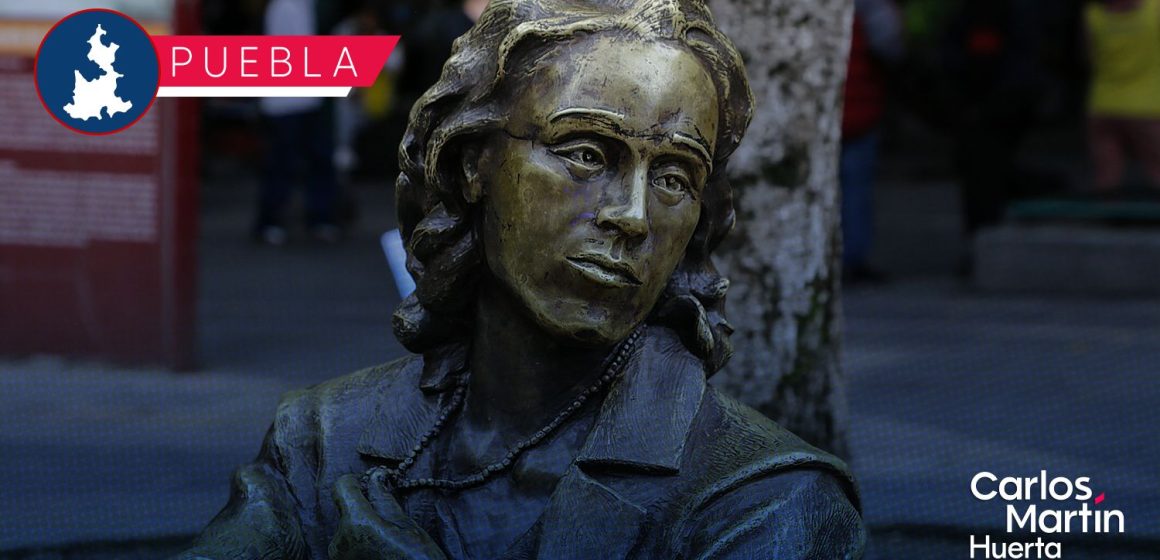 Reubican estatua de Elena Garro frente al Edificio Carolino tras vandalismo