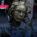 Reubican estatua de Elena Garro frente al Edificio Carolino tras vandalismo