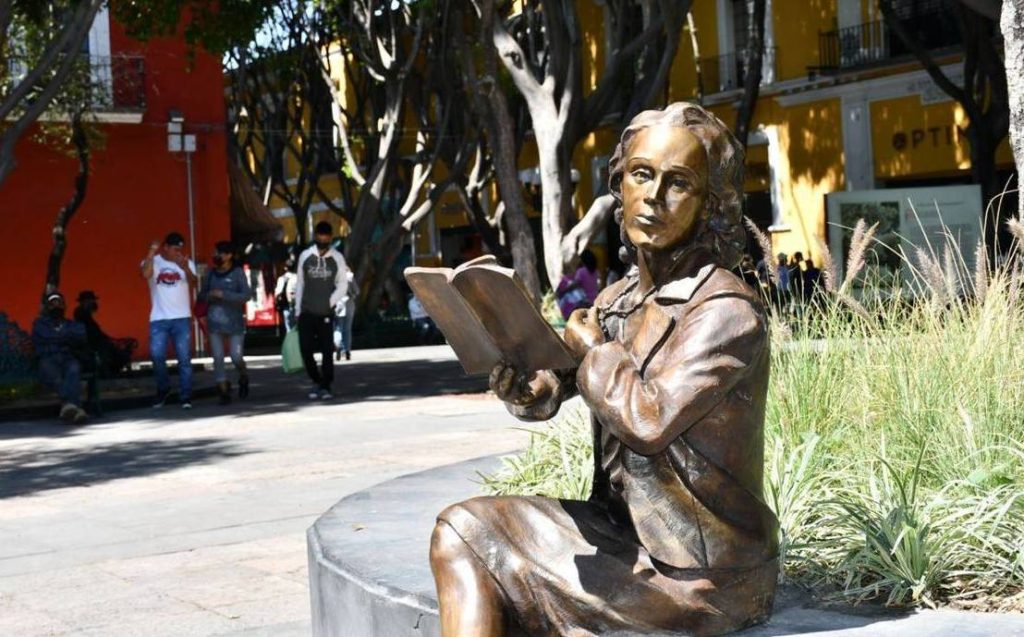 Reubican estatua de Elena Garro frente al Edificio Carolino tras vandalismo