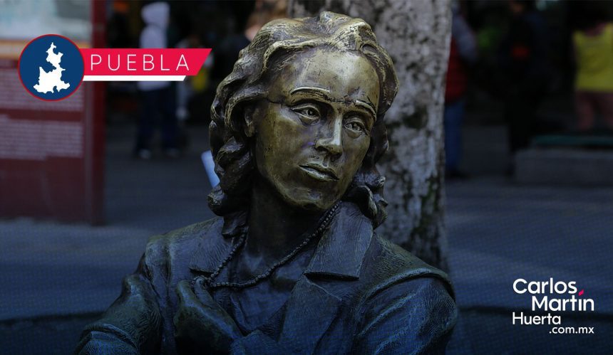 Reubican estatua de Elena Garro frente al Edificio Carolino tras vandalismo Reubican estatua de Elena Garro frente al Edificio Carolino tras vandalismo