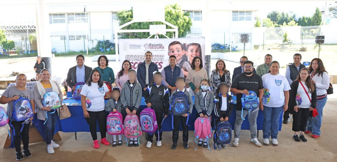 Omar Muñoz y Tere Alfaro continúan entrega de kits escolares