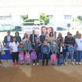 Omar Muñoz y Tere Alfaro continúan entrega de kits escolares