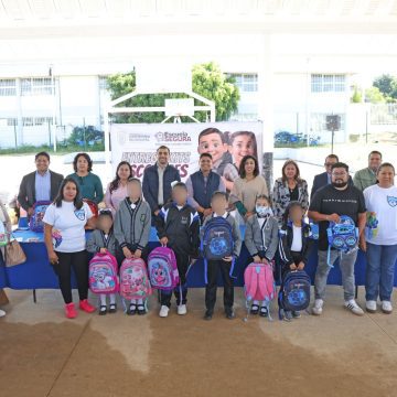 Omar Muñoz y Tere Alfaro continúan entrega de kits escolares