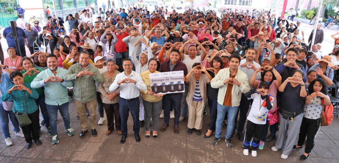 Omar Muñoz entrega tinacos para garantizar agua y disminuir carencias en Cuautlancingo