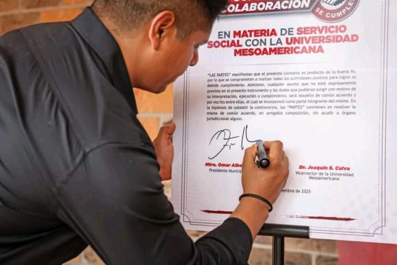 Firma Omar Muñoz convenio con la Universidad Mesoamericana de Puebla