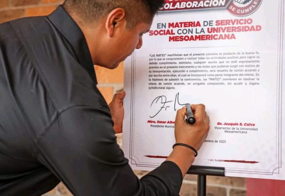 Firma Omar Muñoz convenio con la Universidad Mesoamericana de Puebla