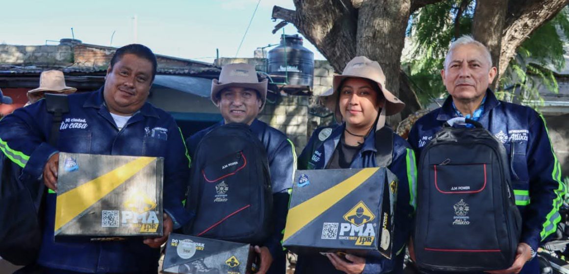 Ariadna Ayala dignifica a trabajadores de Servicios Públicos de Atlixco con entrega de uniformes