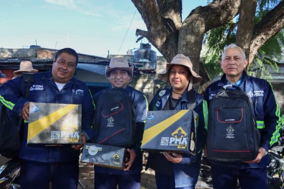 Ariadna Ayala dignifica a trabajadores de Servicios Públicos de Atlixco con entrega de uniformes