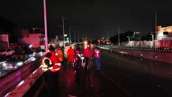 Realiza Protección Civil retiro de desechos sólidos en alcantarillas pluviales y rescata a pasajeros de vehículo particular