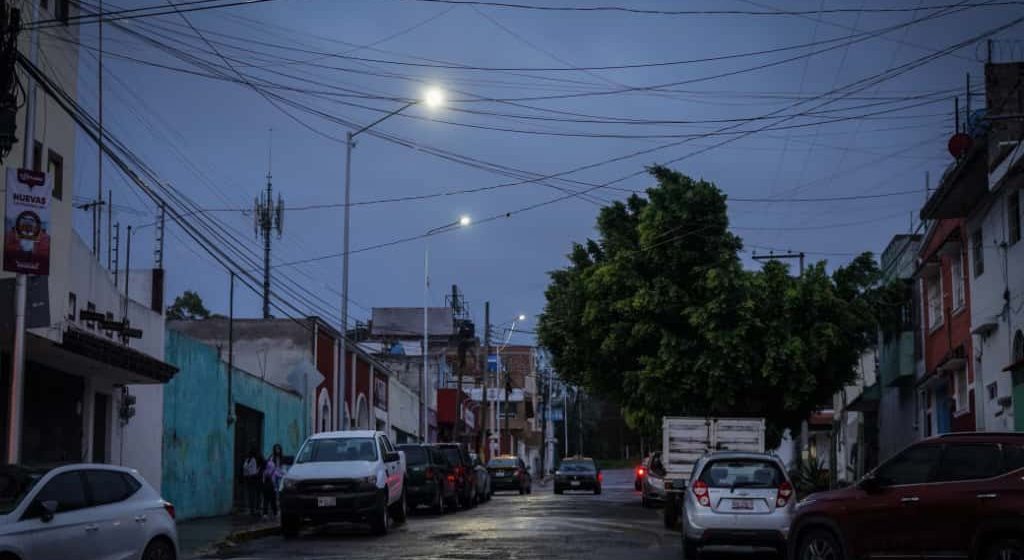 Iluminan más de 500 espacios comunitarios en Puebla con Senderos de Paz