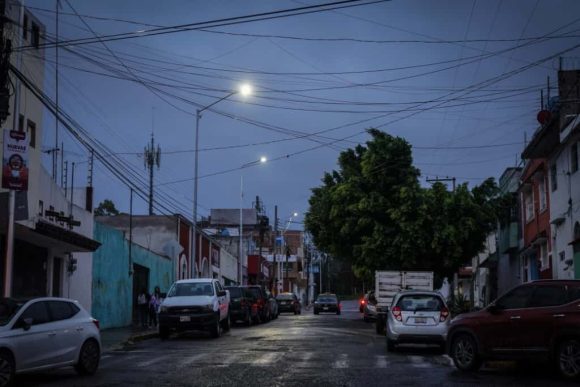 Iluminan más de 500 espacios comunitarios en Puebla con Senderos de Paz