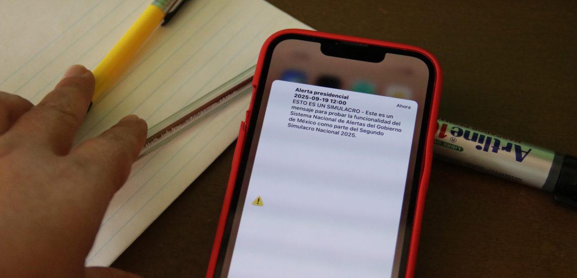 Alarma sísmica suena en celulares poblanos durante el simulacro; ciudadanos destacan utilidad de la alerta