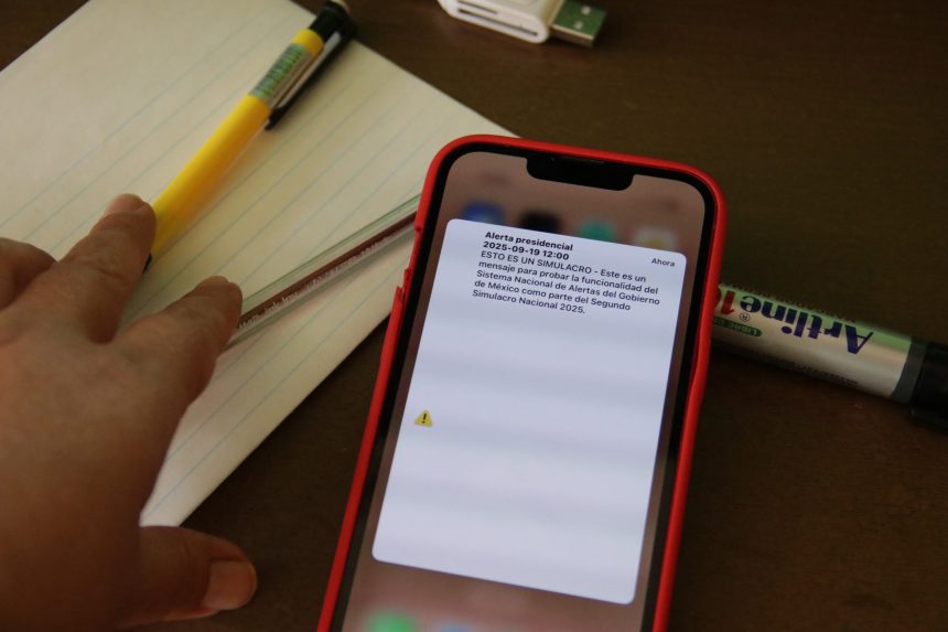 Alarma sísmica suena en celulares poblanos durante el simulacro; ciudadanos destacan utilidad de la alerta