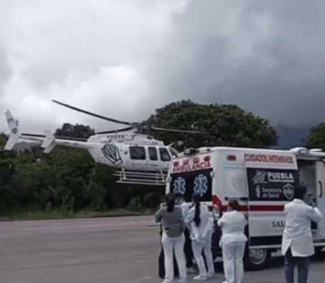 Se realiza traslado en ambulancia aérea de menor herido en Naupan