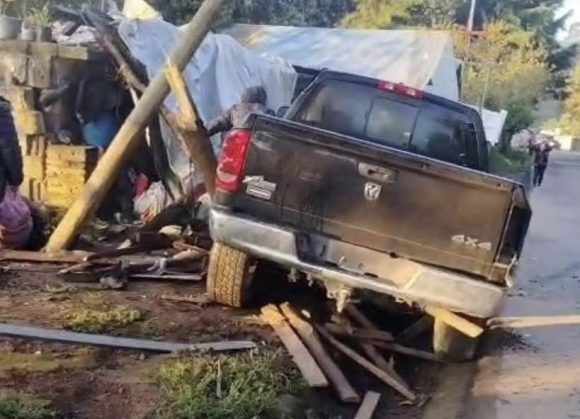 Conductor choca contra vivienda en Xoxonacatla: Muere un hombre y dos personas resultan heridas