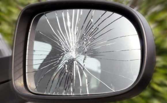 ¡ALERTA! Nueva estafa del espejo retrovisor: Tu auto estacionado, en la mira del cibercrimen