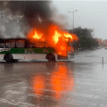 Normalistas de Teteles y encapuchados incendian unidades de RUTA en Puebla