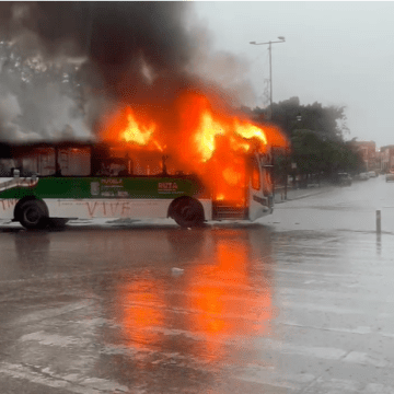 Normalistas de Teteles y encapuchados incendian unidades de RUTA en Puebla