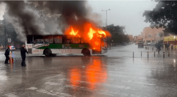 Normalistas de Teteles y encapuchados incendian unidades de RUTA en Puebla