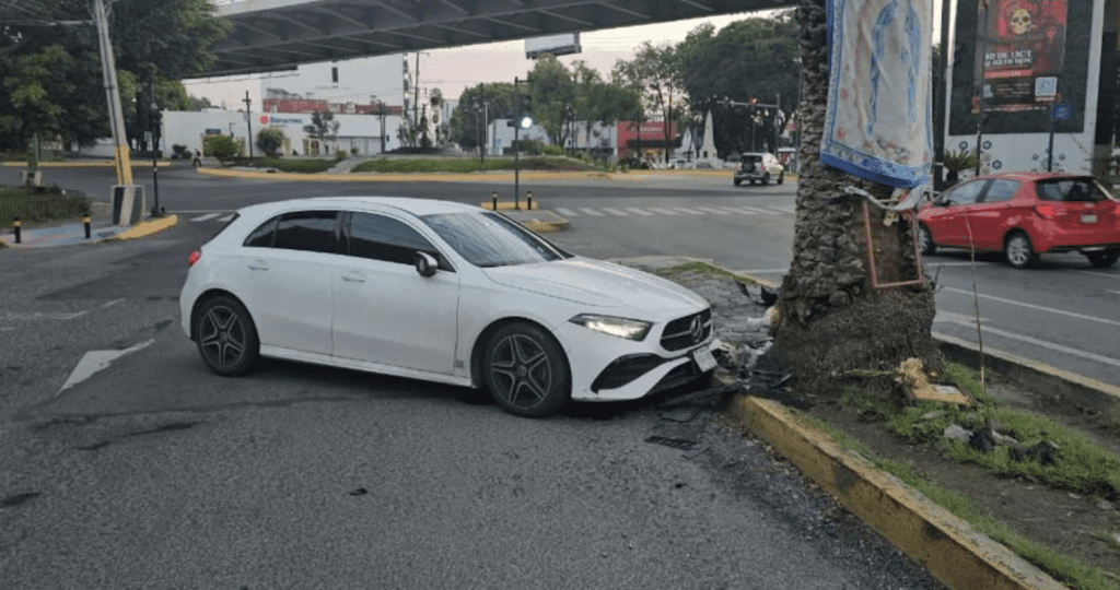 Abandonan Mercedes Benz tras chocar en el Bulevar 5 de Mayo