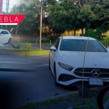 Abandonan Mercedes Benz tras chocar en el Bulevar 5 de Mayo