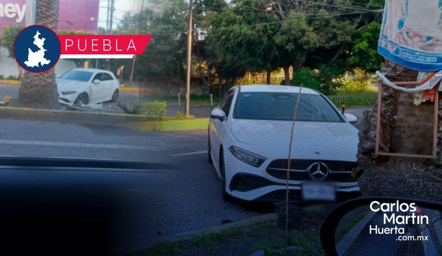 Abandonan Mercedes Benz tras chocar en el Bulevar 5 de Mayo Abandonan Mercedes Benz tras chocar en el Bulevar 5 de Mayo