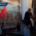 Activistas lanzan pintura a cuadro de Colón en protesta por el 12 de octubre en Madrid