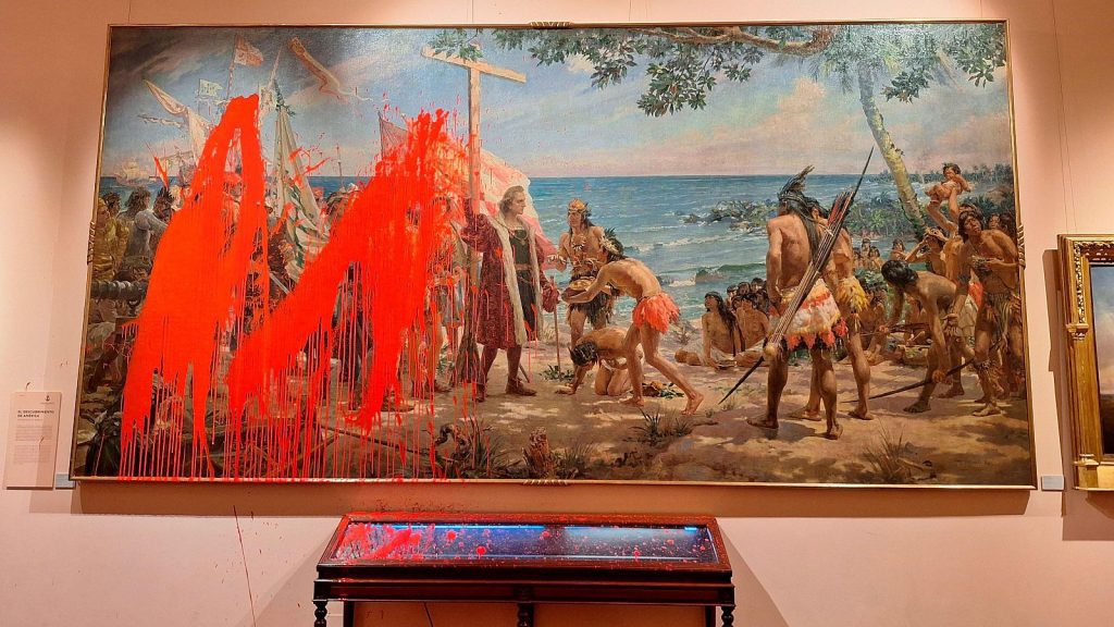 Activistas lanzan pintura a cuadro de Colón en protesta por el 12 de octubre en Madrid