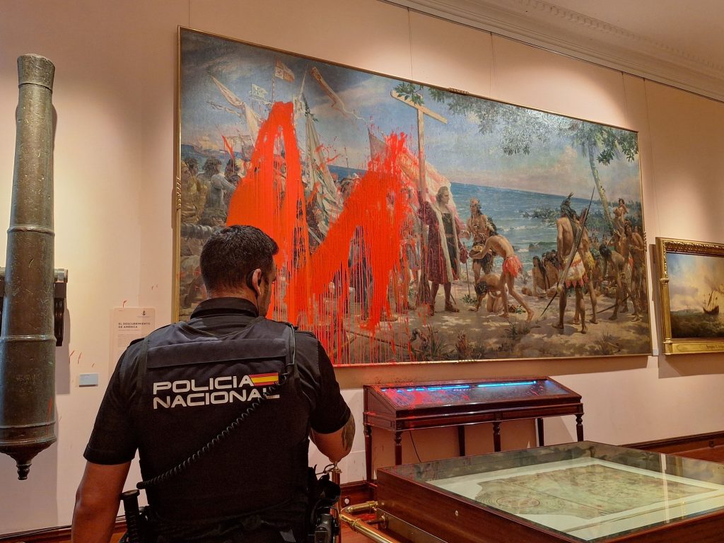 Activistas lanzan pintura a cuadro de Colon en protesta por el 12 de octubre en Madrid 3