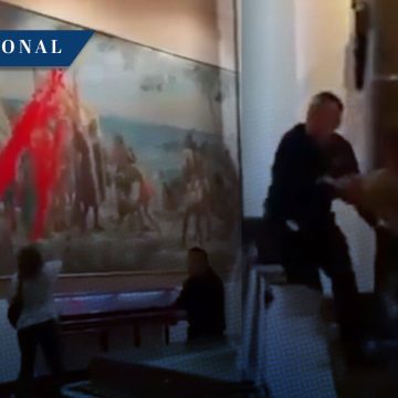 Activistas lanzan pintura a cuadro de Colón en protesta por el 12 de octubre en Madrid