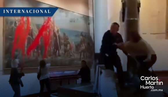 Activistas lanzan pintura a cuadro de Colón en protesta por el 12 de octubre en Madrid