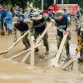 Asciende a 76 la cifra de muertos por inundaciones y deslaves