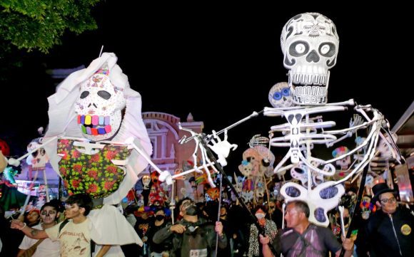 ¡Que no se te pase! Cierres viales por desfile “Entre Vivos y Muertos”