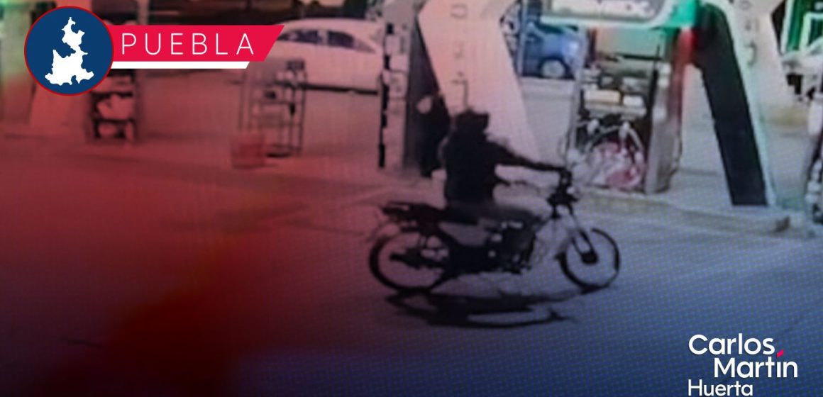 Asaltan gasolinera en Totimehuacan; delincuentes huyen en moto