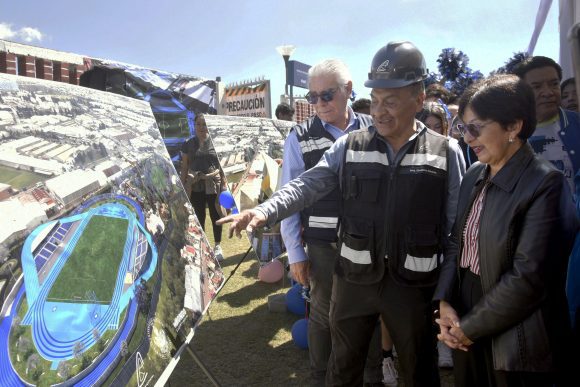 Rectora Lilia Cedillo coloca primera piedra de pista de tartán y campo traviesa en la prepa Calderón