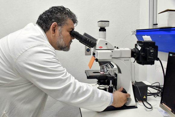 Investigador de la BUAP desarrolla biosensores para detectar bacterias patógenas y toxinas