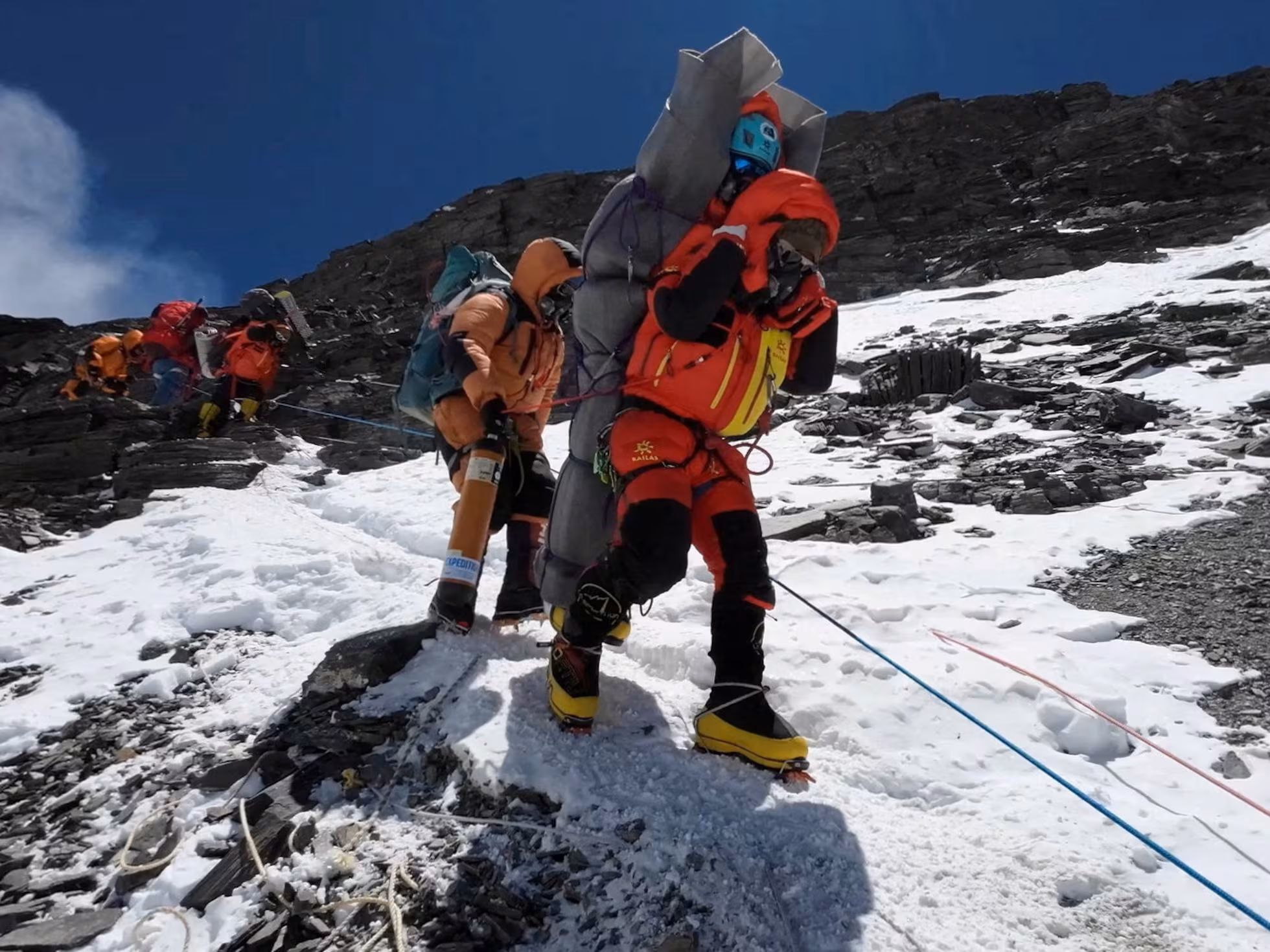 Cientos de turistas quedan atrapados en el Everest tras una tormenta de nieve 3
