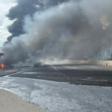 Colisión dos pipas México-Puebla - Tlahuapan Colisión de dos pipas provoca incendio en la autopista México-Puebla