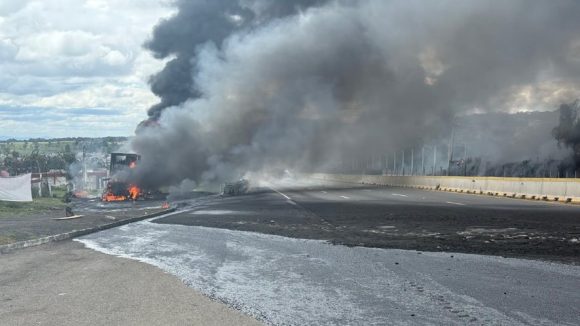 Colisión dos pipas México-Puebla - Tlahuapan Colisión de dos pipas provoca incendio en la autopista México-Puebla