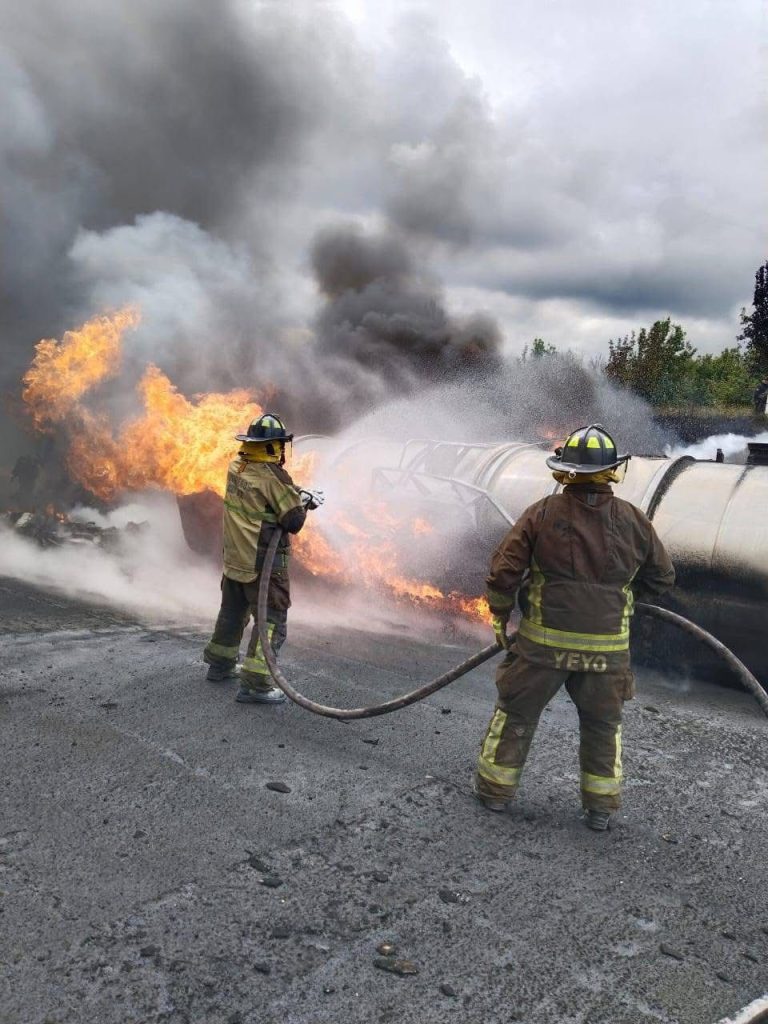 Colisión de dos pipas provoca incendio en la autopista México-Puebla 1 Colision pipas Mexico Puebla 1