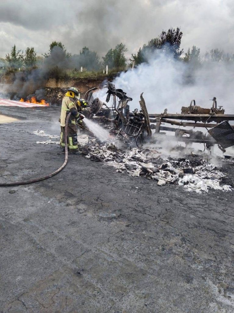 Colisión de dos pipas provoca incendio en la autopista México-Puebla 2 Colision pipas Mexico Puebla 2