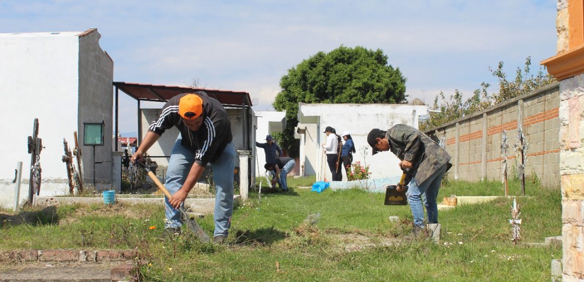 Con acciones de mantenimiento en panteones, Huejotzingo se prepara para el Día de Muertos