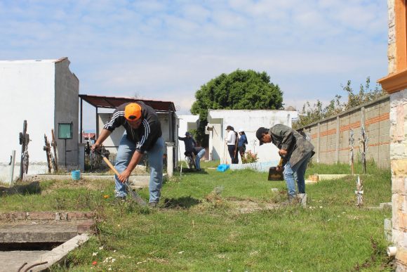 Con acciones de mantenimiento en panteones, Huejotzingo se prepara para el Día de Muertos