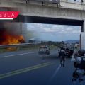 Conflicto entre sindicatos provoca bloqueo y quema de camioneta en la autopista Puebla-Tlaxcala